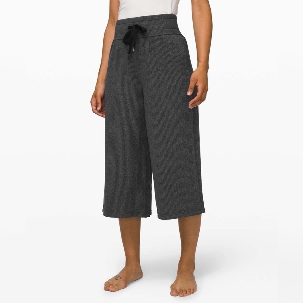 EUC  Lululemon Retreat Yourself Crop Size 4